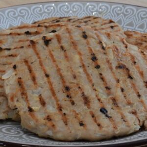 Kako napraviti pljeskavicu kao iz restorana? Saveti za idealnu mesnu smesu i začine