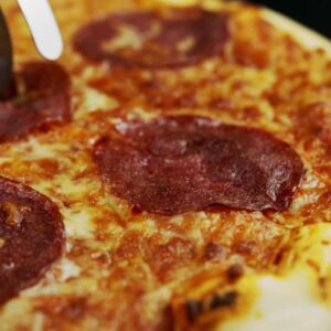 Domaća pica sa kulenom i kačkavaljem: recept i raspored sastojaka