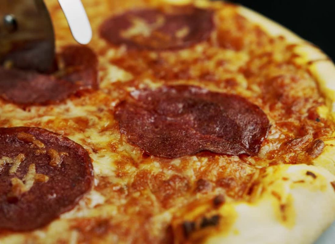 Domaća pica sa kulenom i kačkavaljem: recept i raspored sastojaka