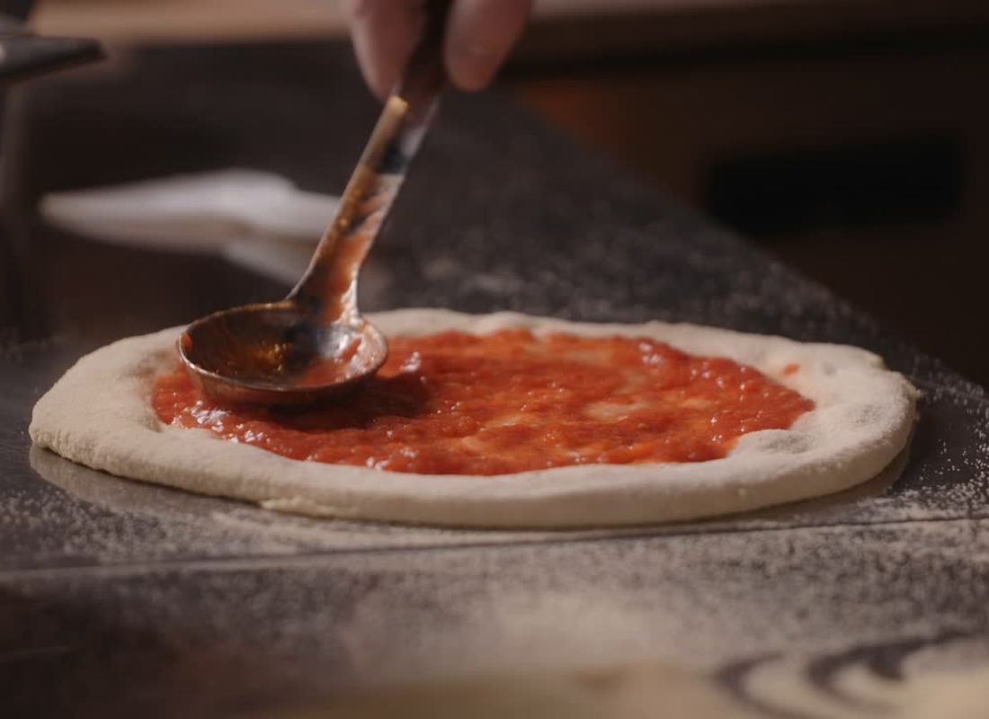 Kako napraviti podlogu za picu kod kuće: odnos brašna i vode i vreme narastanja testa
