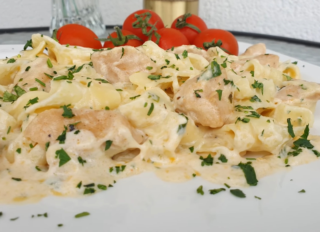 Kako napraviti domaću pastu sa piletinom i pavlakom: brz ručak za 30 minuta