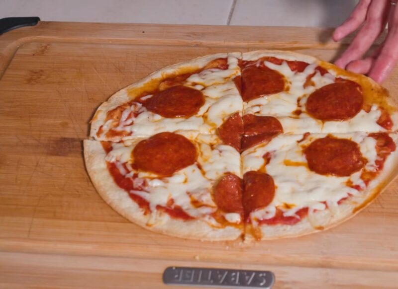 prikaz pica tortilje na drvenoj dasci